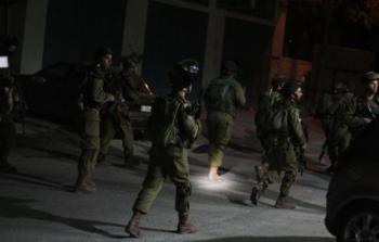 الاحتلال يعتقل 7 مواطنًا في أنحاء الضفة