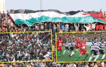 الجماهير الفلسطينية ترفع علم فلسطين