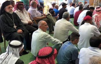 مئات الفلسطينيين يؤدون صلاة الجمعة في الخان الأحمر بالقدس