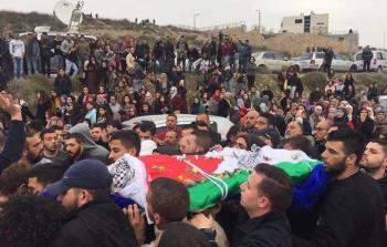 آلاف الفلسطينين يشيعون جثمان الشهيد باسل مصطفى إبراهيم