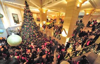 اضاءة شجرة عيد الميلاد في فندق ماريوت