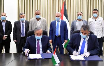 برعاية اشتية.. تقديم  4000 منحة دراسية لطلاب المخيمات الفلسطينية