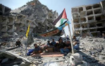 عائلة فلسطينية من المدمرة بيوتهم جراء الحرب الأخيرة على غزة