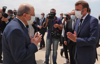 الرئيس الفرنسي إيمانويل ماكرون برفقة الرئيس اللبناني ميشيل عون