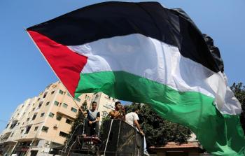 أطفال يرفعون علم فلسطين