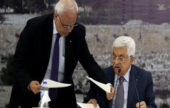 صائب عريقات أمين سر اللجنة التنفيذية لمنظمة التحرير الفلسطينية  بجوار الرئيس محمود عباس -ارشيف
