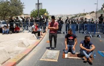 فلسطينيون يصلون قرب القدس