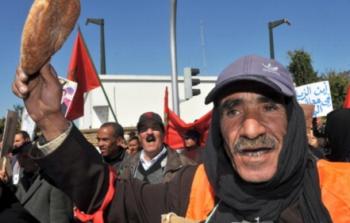 مواطن مغربي يحتج على غلاء الأسعار في العاصمة الرباط