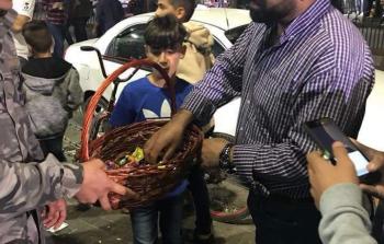 الأجهزة الأمنية في رام الله توزع الحلوى على المواطنين بمناسبة عيد الفطر