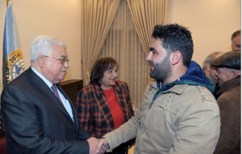 الرئيس محمود عباس يستقبل المصور الصحفي معاذ عمارنة