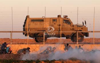 فلسطينيون يرشقون الاحتلال بالحجارة على حدود غزة