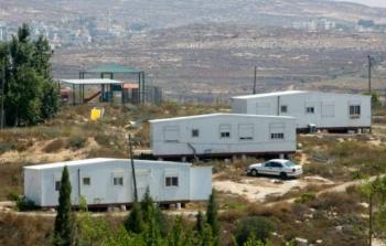 نابلس: مستوطنون يضعون منزلا متنقلا في أراضي قريوت