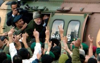 الرئيس عرفات يغادر رام الله متوجهًا إلى باريس للعلاج