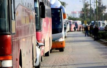 فلسطينيون يسافرون عبر معبر الكرامة