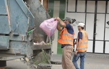 بلدية غزة تجمع وترحل (3800) طن من النفايات خلال العيد