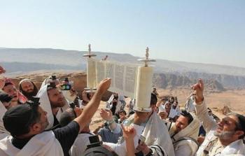 سياح اسرائيليين يؤدون صلوات يهودية في مقام النبي هارون في الأردن