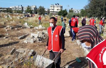 الديمقراطية تنظم يوم تطوعي لتنظيف مقبرة الشهداء في رفح