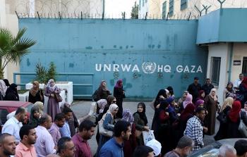 موظفو الأونروا أمام المقر الرئيسي للأونروا في غزة - أرشيفية