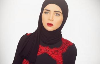 الفنانة المصرية مي عز الدين بالحجاب