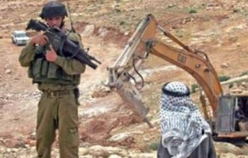 جندي يصوب سلاحه في وجه فلسطيني