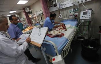 طفلة ترقد في أحد مشافي غزة