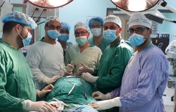 طاقم فلسطيني يُجري عمليات جراحية في يوم واحد لثلاث مرضى
