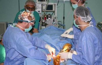 وفد جراحي من منظمة أطباء بلا حدود يجري عمليات تجميلية لمصابي مسيرات العودة في غزة