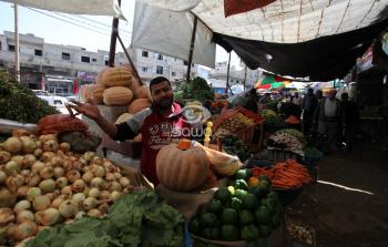 أحد الباعة في سوق الزاوية في غزة