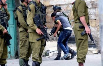 الخليل: قوات الاحتلال تعتدي على شابين بالضرب