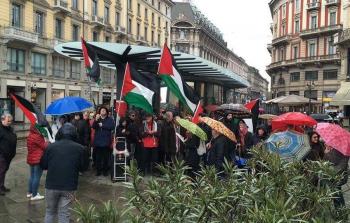 العشرات في ميلانو الإيطالية يتضامنون مع غزة