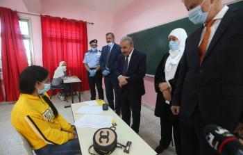 خلال تفقد رئيس الوزراء الفلسطيني محمد اشتية لامتحانات الثانوية العامة 