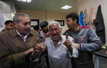 فلسطيني يبكي بعد استشهاد نجله بقصف اسرائيلي شمال غزة