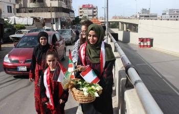 لاجئات فلسطينيات يهنئن الجيش اللبناني بعيد الإستقلال