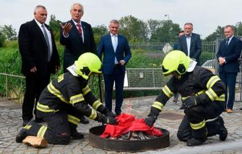 رئيس التشيك يحرق ملابسه الداخلية