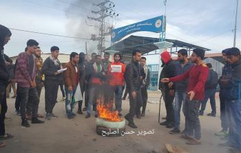 شباب يتجمعون قرب معبر بيت حانون رفضا لدخول وفد بحريني 