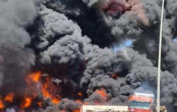 شاهد حريق ضخم على طريق الجهراء في الكويت