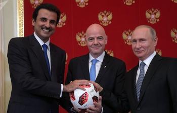 الرئيس الروسي فلاديمير بوتين مع أمير قطر ورئيس الاتحاد الدولي لكرة القدم فيفا