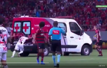 سيارة إسعاف داخل ملعب