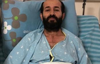 الأسير ماهر الأخرس خلال مكوثه في مستشفى كابلان