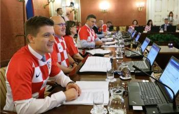 الحكومة الكرواتية تجتمع بقميص المنتخب عقب التأهل لنهائي مونديال روسيا كأس العالم