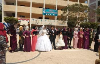 زفاف في مدرسة والعريس والعروس من الطالبات الإناث