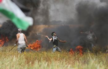 فلسطينيون مشاركون في مسيرة العودة على حدود غزة