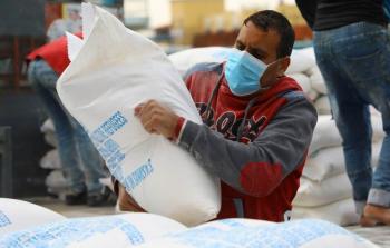 جانب من تقديم المعونات الغذائية في غزة - أرشيفية