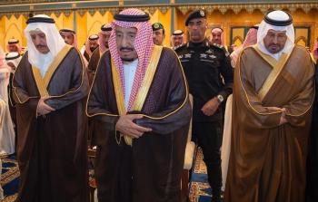 سلمان بن عبد العزيز آل سعود يؤدي صلاة الجنازة على شقيقه