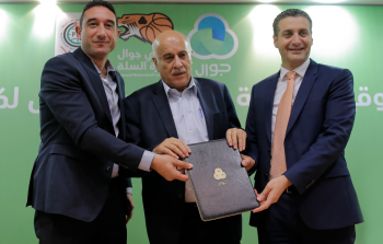 الرجوب يوقع اتفاقية مع جوال لرعاية الاتحاد الفلسطيني لكرة السلة