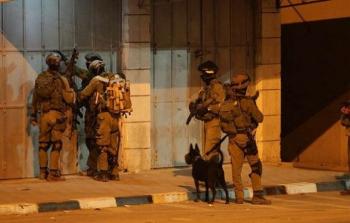 قوات الاحتلال تعتقل فلسطينيا بالضفة الغربية