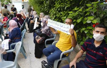 موظفون يحتجون على قرار الأونروا بعدم تمديد عقودهم في غزة