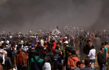 متظاهرين فلسطيني يشاركون في مسيرة العودة الكبرى على حدود غزة