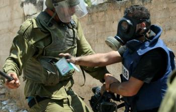 قوات الاحتلال تعتدي على أحد الصحفيين - أرشيفية