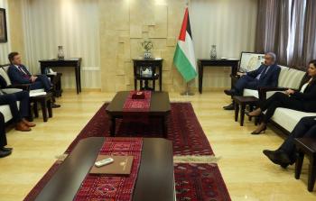 رئيس الوزراء الفلسطيني محمد اشتية يجتمع مع رئيس بعثة الصليب الأحمر في القدس دانيال دوفيلار في رام الله